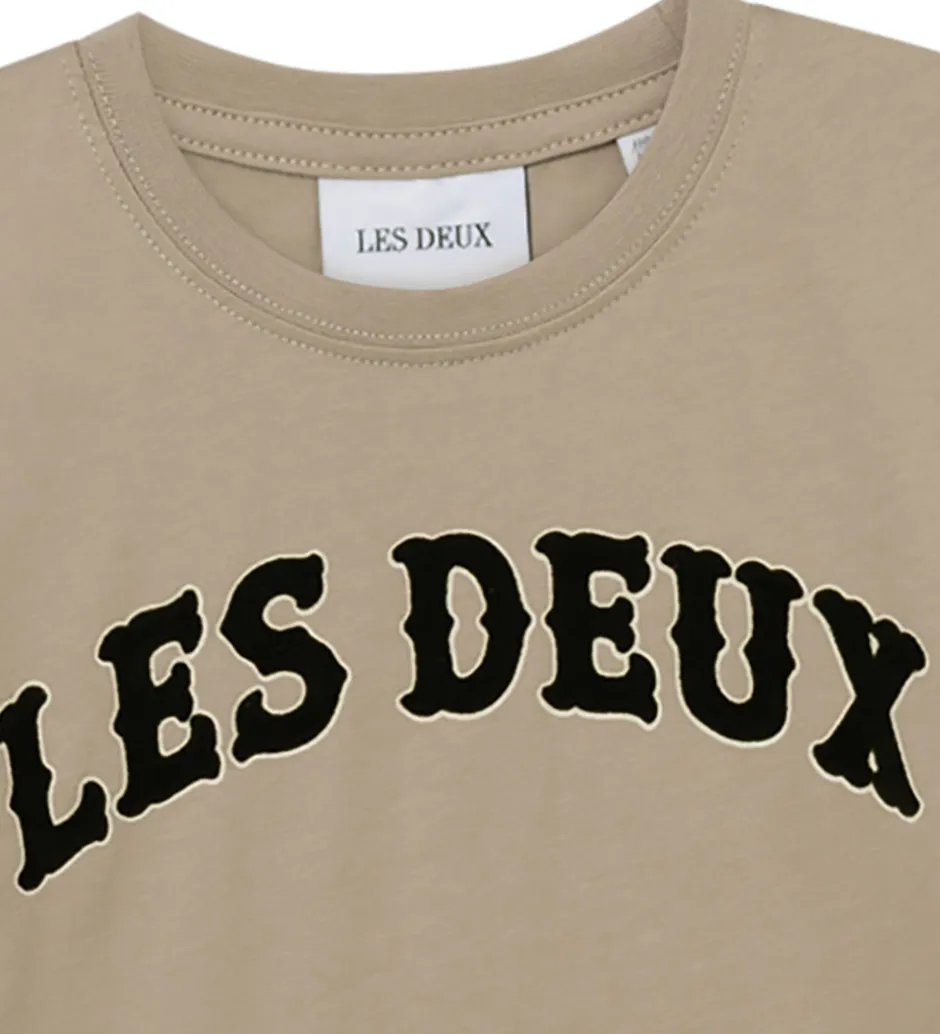 T-Shirts|Les Deux T-shirt - Brady Western - Dark Sand