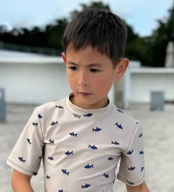 Badetøj|Petit Crabe Badebluse - Milou - UV50+ - Sand Fish