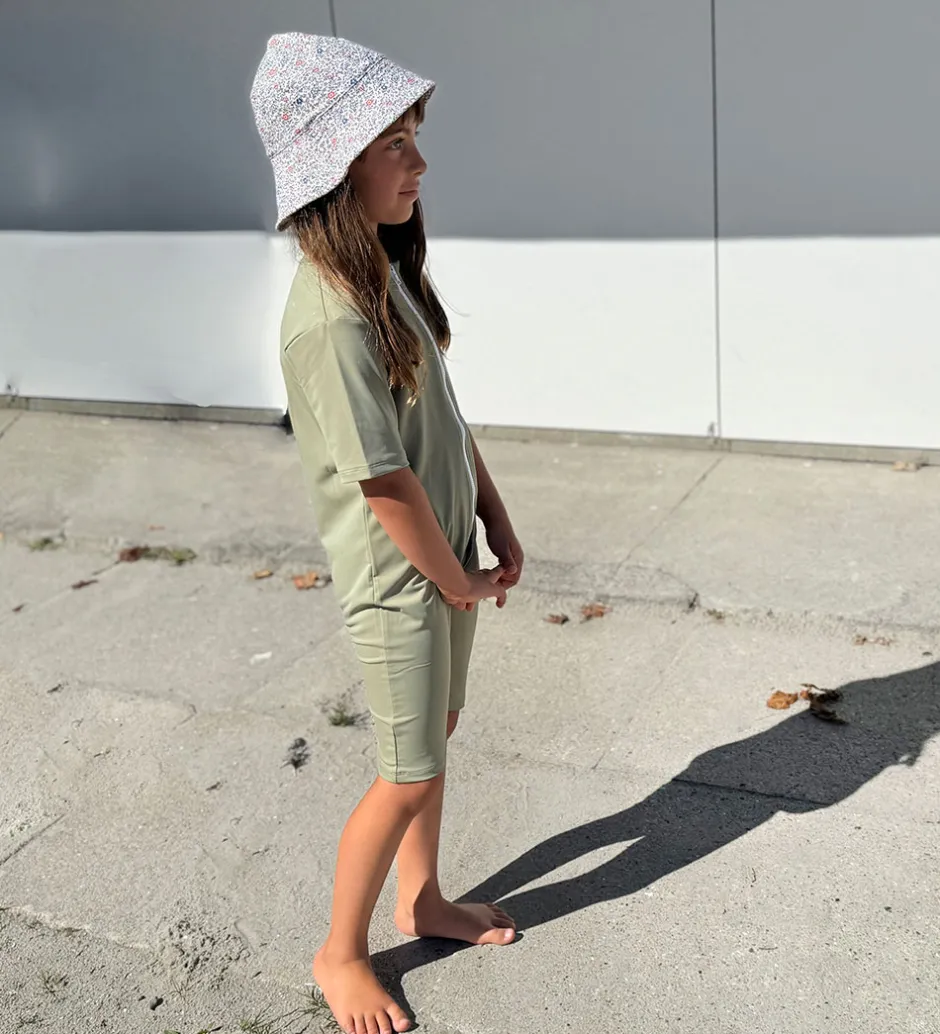 Badetøj|Petit Crabe Badeheldragt - Noe - UV50+ - Olive m. Kirsebær